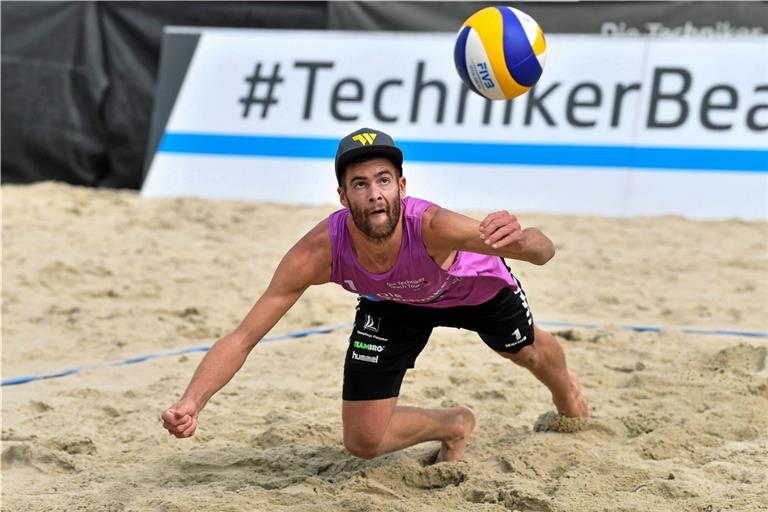 Der Backnanger Manuel Harms legt sich ins Zeug, um mithilfe der Beach-Liga endlich wieder im Sand am Ball sein zu können. Foto: Imago