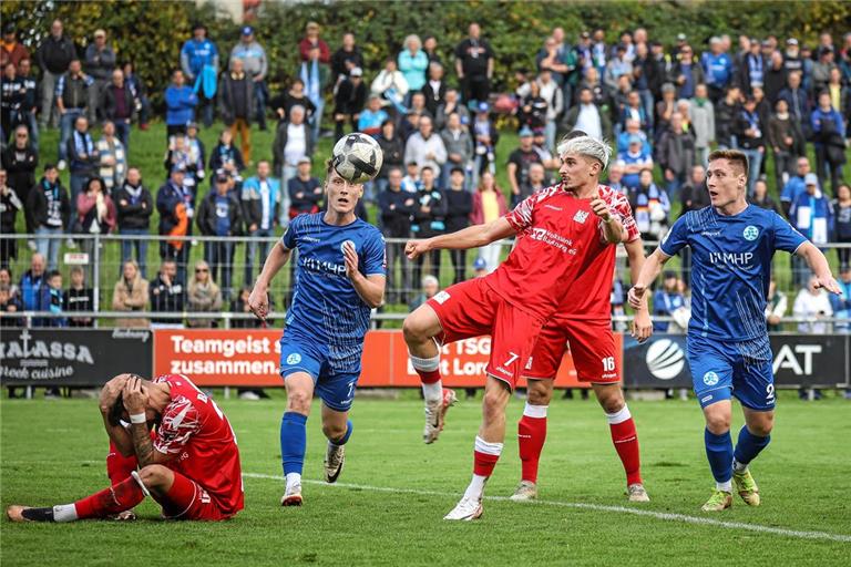 Der Backnanger Vincent Sadler (Dritter von links) klärt vor den Kickers-Akteuren Loris und Leon Maier, die in früheren Jahren schon für die TSG am Ball waren. Foto: Alexander Becher