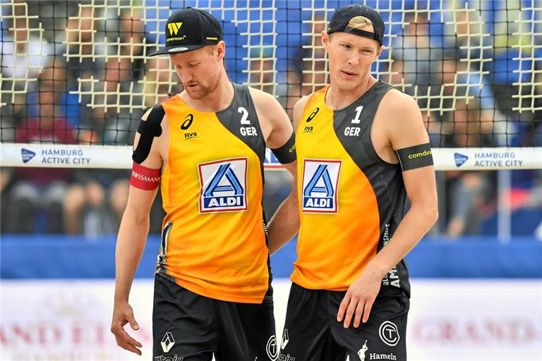 Der Backnanger Yannick Harms (links) und sein Spielpartner Philipp Arne Bergmann aus Hameln sind über ihr Olympia-Aus enttäuscht. Foto: Imago