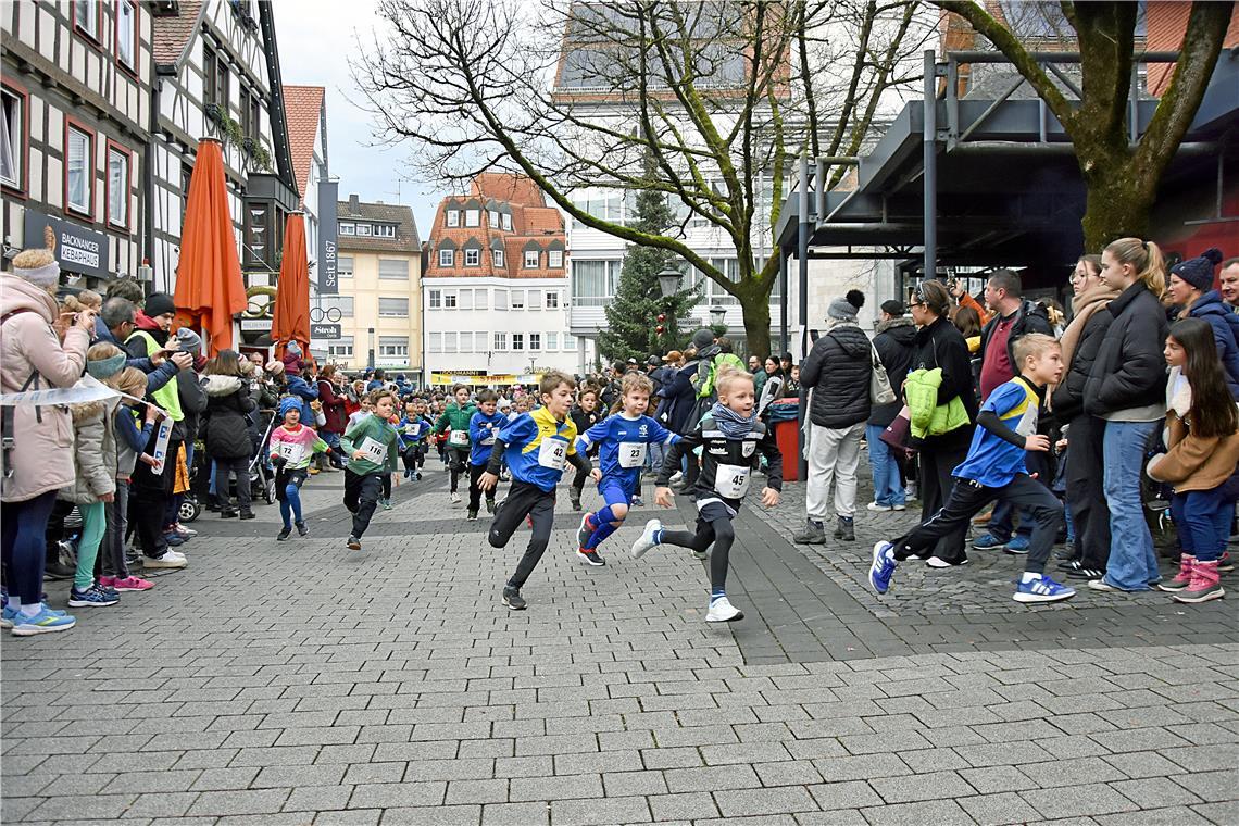 Der Bambinilauf ist jedes Jahr der erste Wettbewerb und startet an der Volksbank...