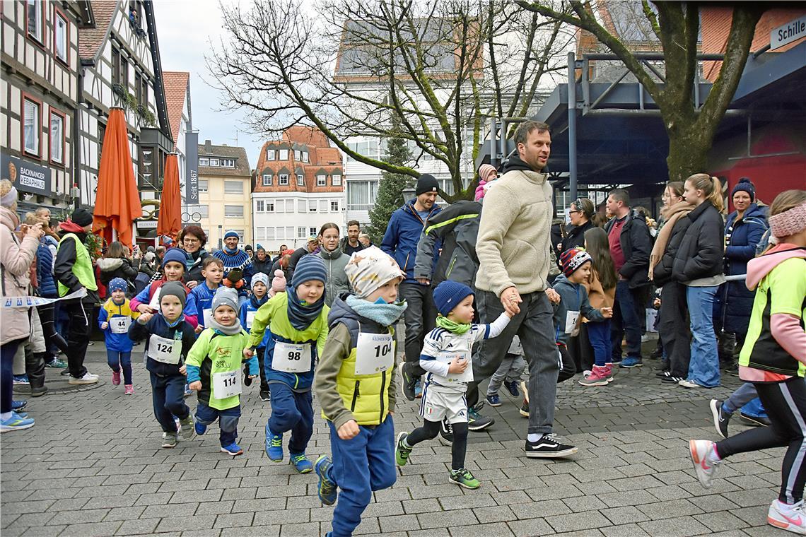 Der Bambinilauf ist jedes Jahr der erste Wettbewerb und startet an der Volksbank...