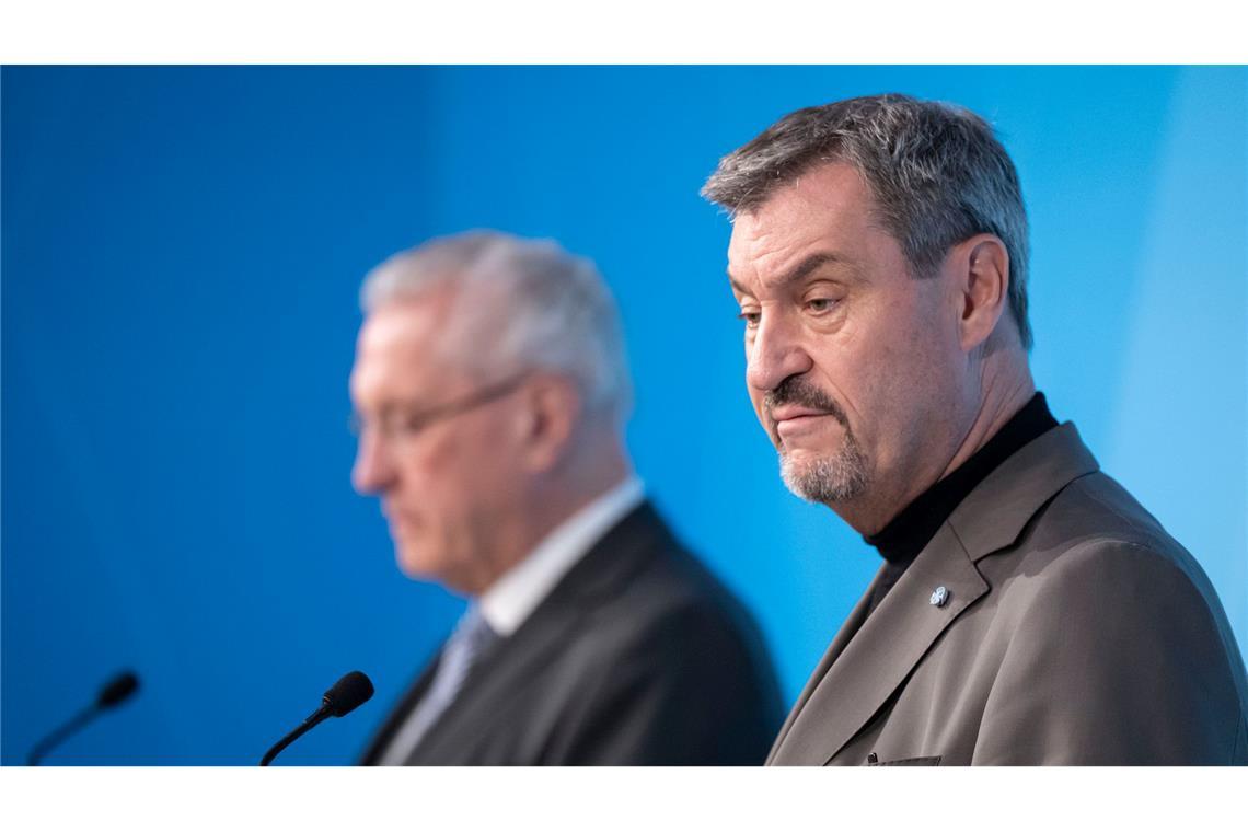 Der Bayerische Ministerpräsident Markus Söder (r, CSU) und Bayerns spricht Innenminister Joachim Herrmann (CSU) sehen die Schuld vor allem beim Bundesamt für Migration und Flüchtlinge (Bamf) und verweisen zudem auf die von ihnen schon länger kritisierte Migrationspolitik der Bundesregierung.