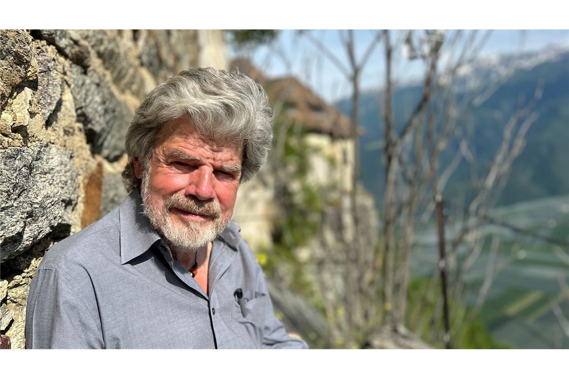 Der Bergsteiger Reinhold Messner sitzt an seinem Schloss Juval auf einer Bank.