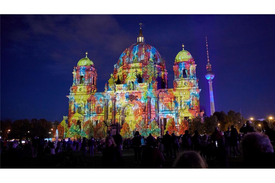 Der Berliner Dom und der Fernsehturm werden beim "Festival of Lights" bunt angestrahlt.