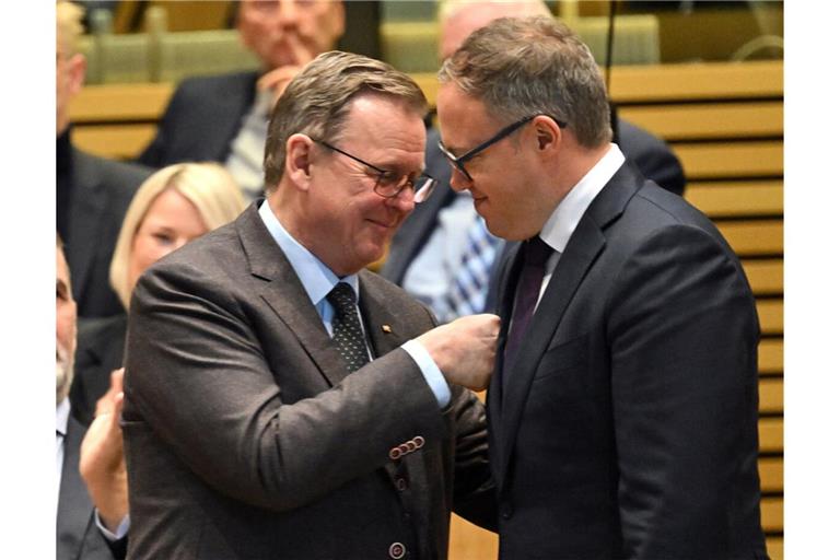 Der bisherige Ministerpräsident Bodo Ramelow von der Linken gratuliert dem CDU-Politiker Mario Voigt (r.) zu dessen Wahl. Der bisherige Ministerpräsident Bodo Ramelow von der Linken gratuliert dem CDU-Politiker Mario Voigt (r.) zu dessen Wahl.