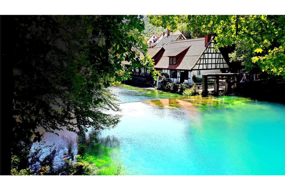 Der Blautopf mit seinem leuchtend blauen Wasser.