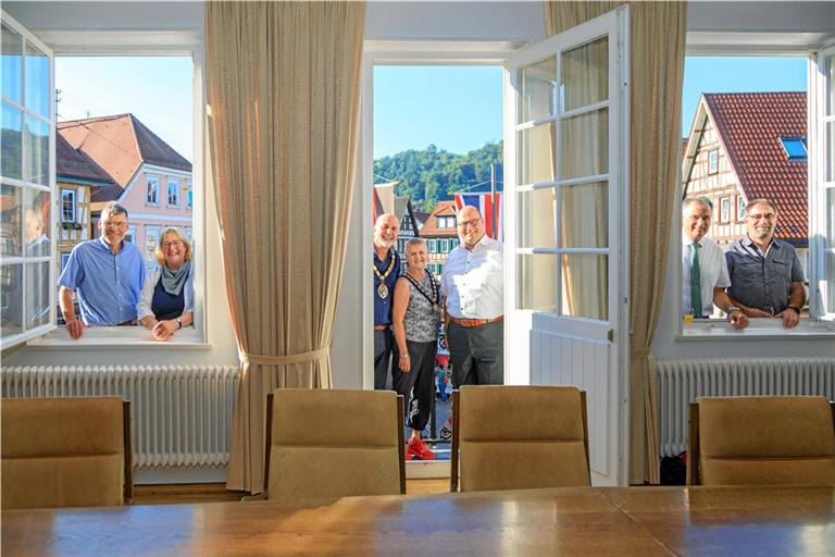 Der Blick vom Balkon des Rathaussaals auf den Murrhardter Marktplatz – kurz fürs Foto gewendet – mit Stadtrat Gerd Linke, Stadträtin Sonja Allinger-Helbig, Bürgermeister Philip Campagna mit seiner Gattin Karin, Bürgermeister Armin Mößner sowie den beiden Stadträten Andreas Winkle und Klaus-Peter Dörrscheidt (von links).