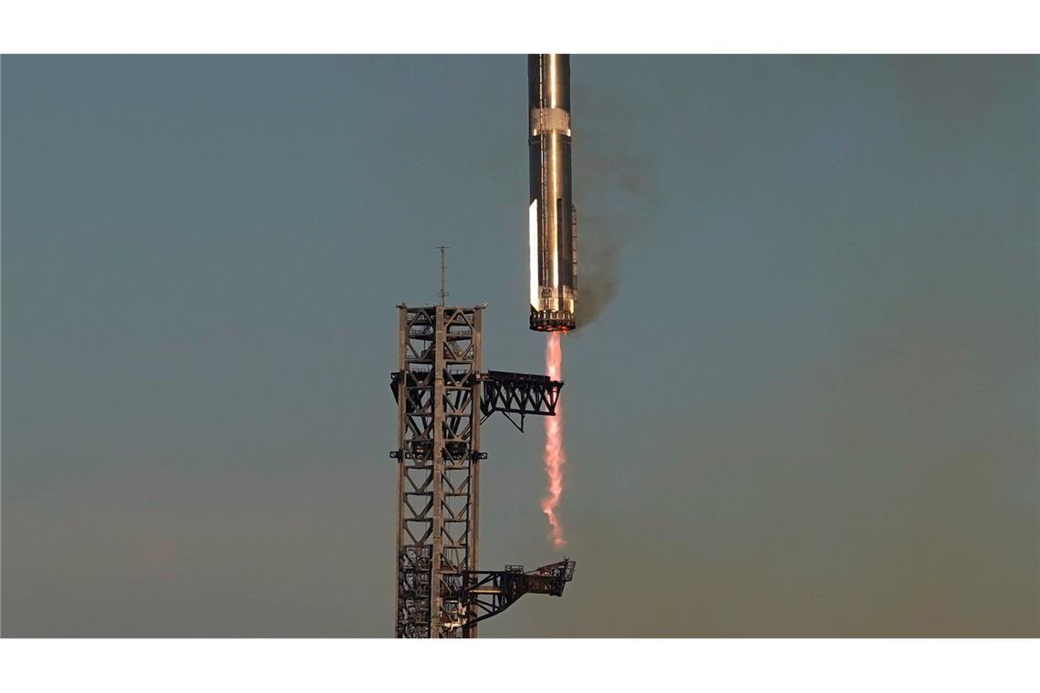 Der Booster der Rakete Starship von SpaceX kehrt während eines Testflugs von der Starbase in Boca Chica zur Startrampe zurück.