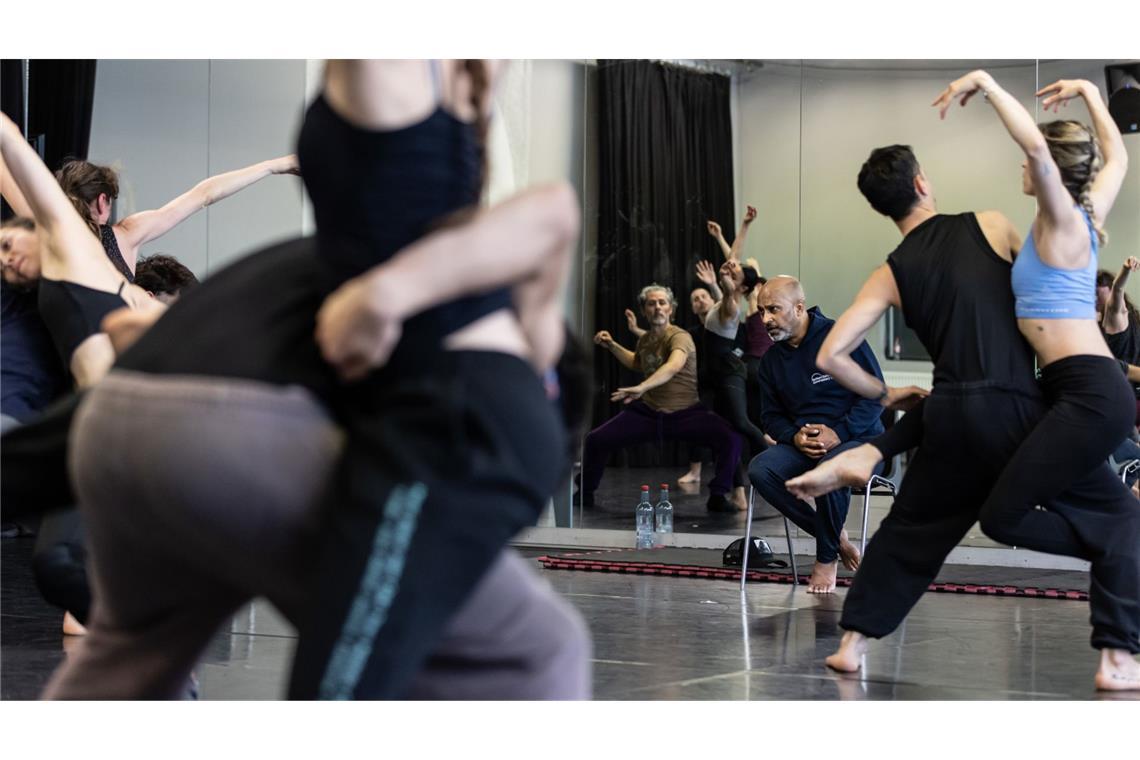 Der britische Choreograf Akram Khan hat bereits für einen Workshop Gauthier-Dance-Luft geschnuppert.