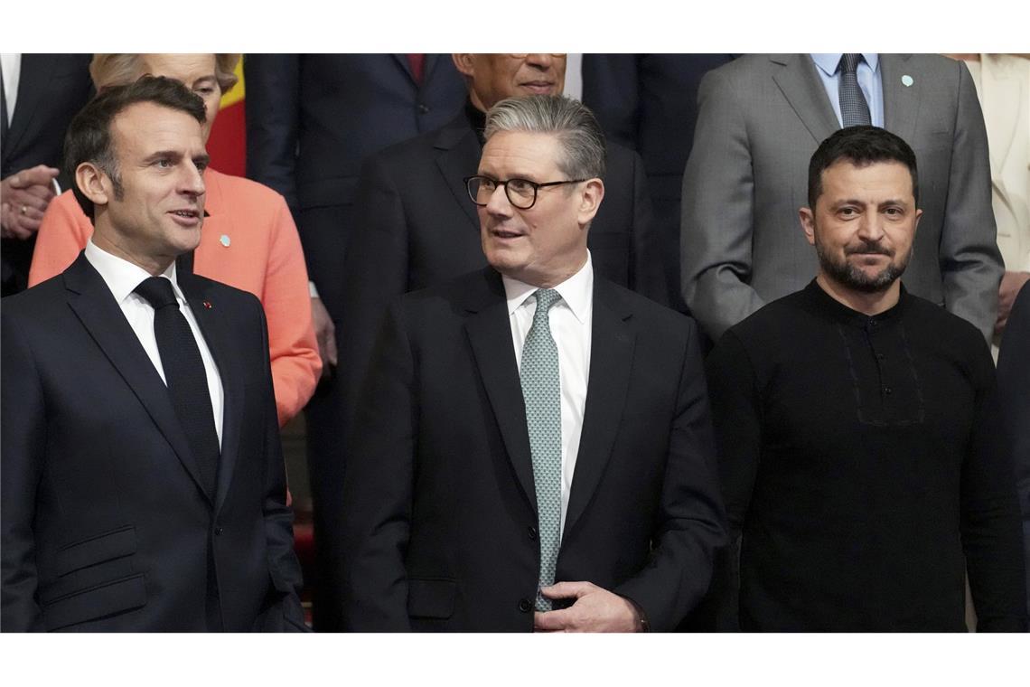 Der britische Premierminister Sir Keir Starmer (M) neben Frankreichs Präsident Emmanuel Macron (l) und dem ukrainischen Präsidenten Wolodymyr Selenskyj (r).