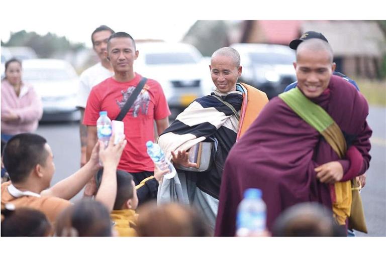 Der buddhistische Mönch Thich Minh Tue (Zweiter von re.) ist mit seinen Begleitern in der Nähe von Ubon Ratchathani im Norden von Thailand unterwegs.