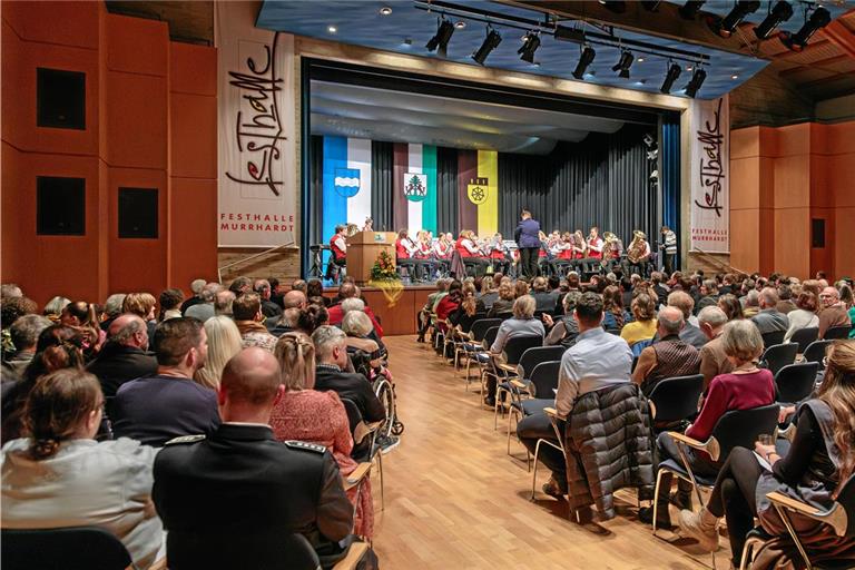 Der Bürgerempfang in der Festhalle fand regen Zuspruch. Der Musikverein Stadtkapelle umrahmte den Abend musikalisch. Foto: Stefan Bossow