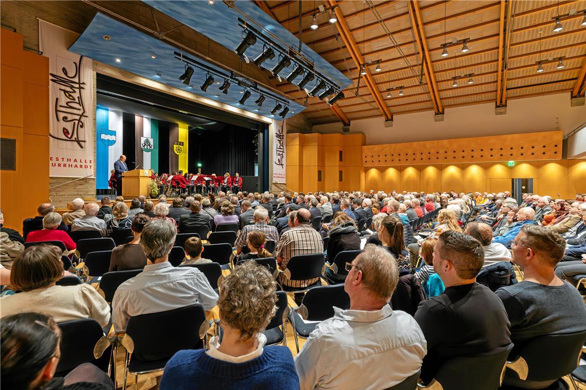 Der Bürgerempfang in der Festhalle war sehr gut besucht. Nach dem offiziellen Teil war Zeit, um ins Gespräch zu kommen. Fotos: Stefan Bossow