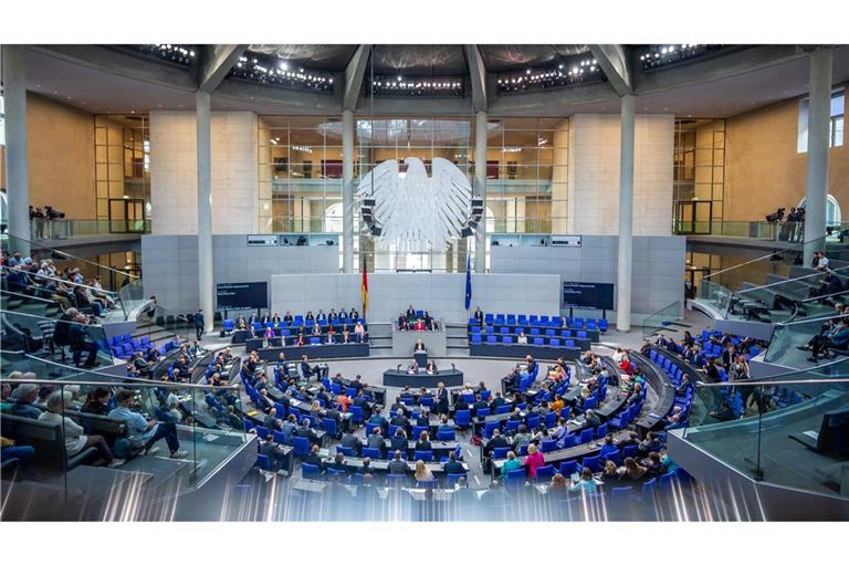 Der Bundestag stimmt namentlich über das "Sicherheitspaket" ab. (Archivbild)