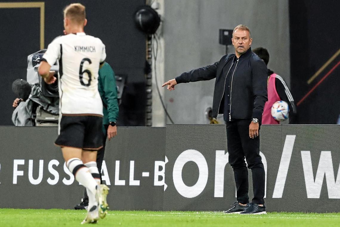 Der Bundestrainer und sein verlängerter Arm auf dem Platz: Was ist für die Elf um Hansi Flick und Joshua Kimmich bei der WM drin? Foto: Imago