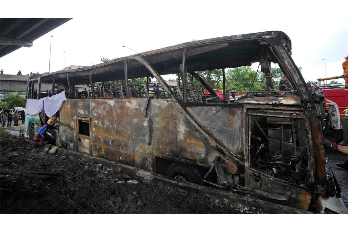 Der Bus, der gasbetrieben gewesen sein soll, brannte lichterloh.