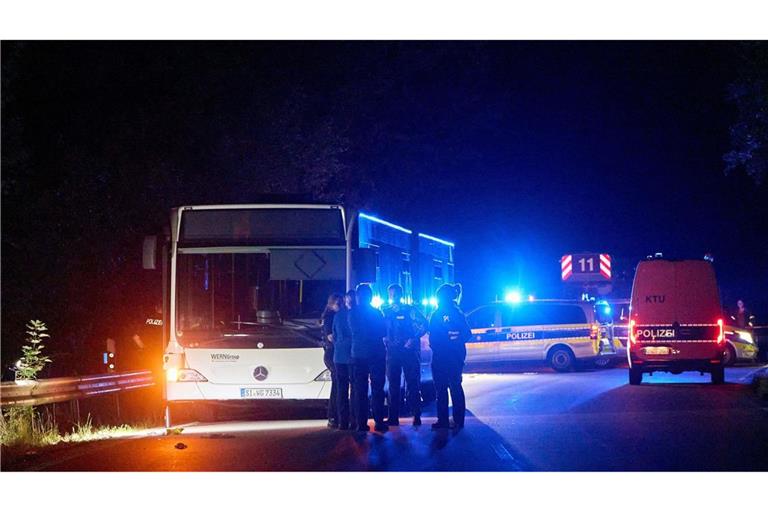 Der Bus, in dem der Angriff geschehen ist, am Freitagabend.