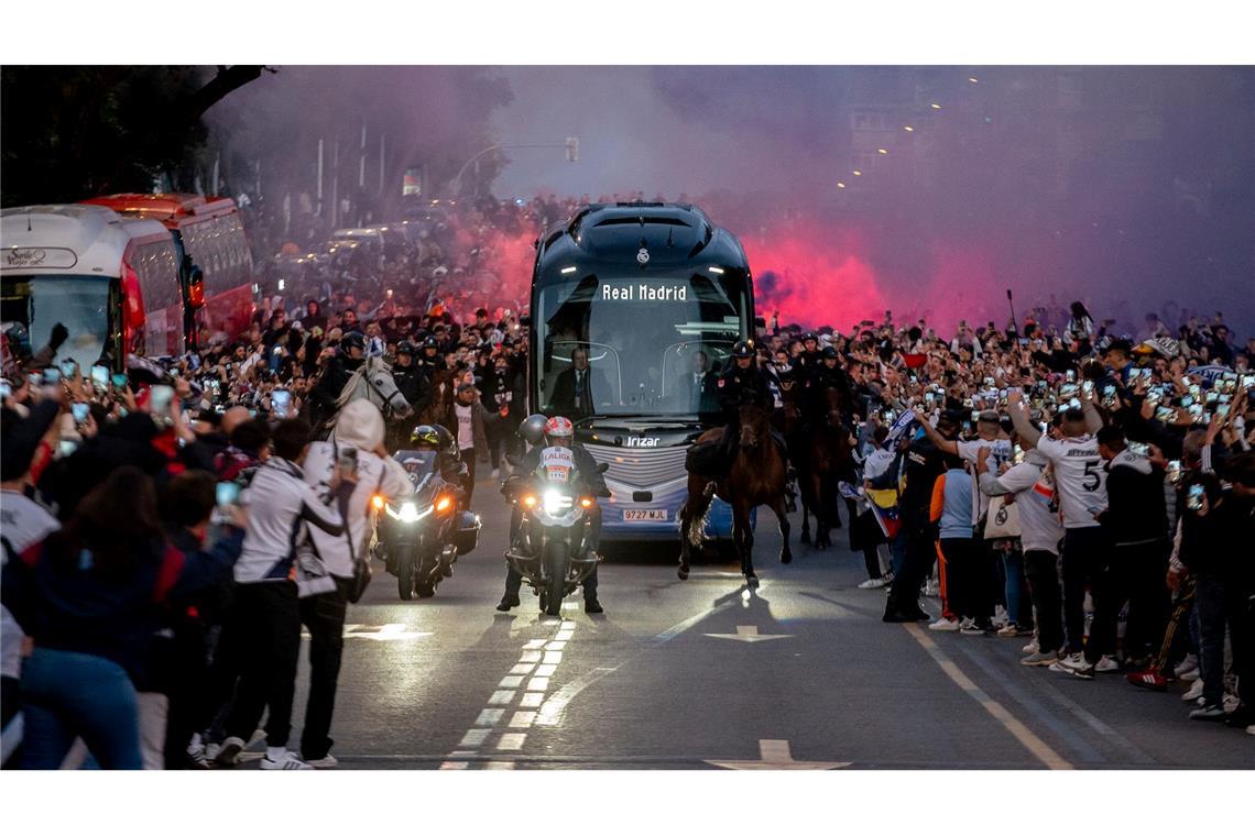 Der Bus von Real Madrid trifft am Santiago-Bernabeu-Stadion ein.