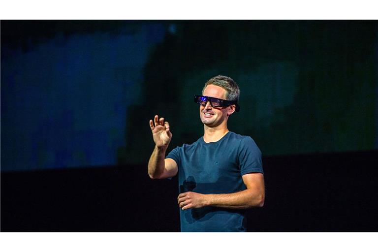 Der Chef des Snapchat-Betreibers Snap, Evan Spiegel, stellt die neue Generation der Brille «Spectacles» vor.