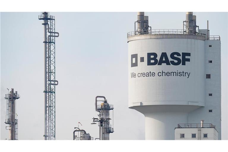 Der Chemiekonzern BASF zählt zu den wichtigsten Arbeitgebern in Rheinland-Pfalz. Der Sparkurs des Ludwigshafener Konzerns mit Stellenabbau und der Schließung von Anlagen bereitet dem Land Sorgen. (Archivbild)