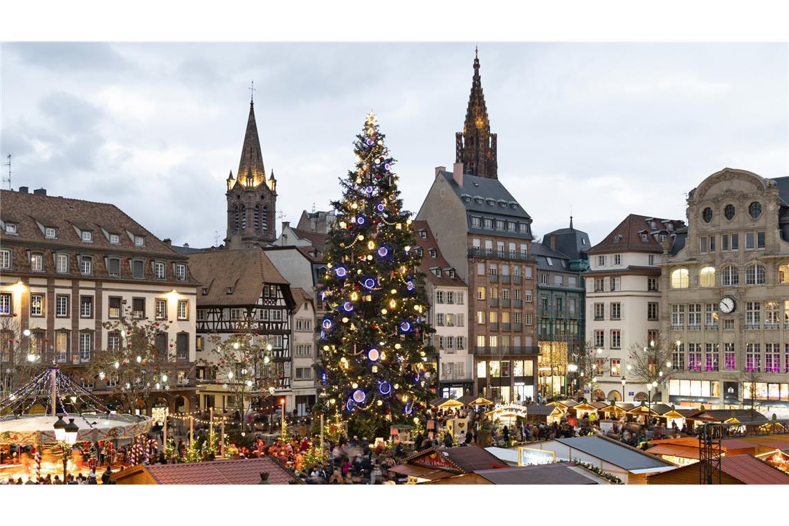 Der Christbaum steht auf dem Place Kléber.