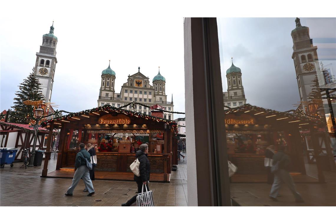 Der Christkindlesmarkt in Augsburg ist unter anderem mit Pollern gesichert.