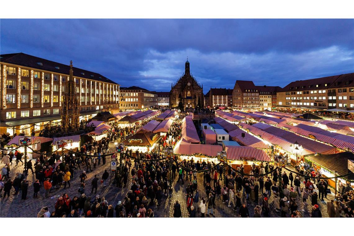 Der Christkindlesmarkt zieht jährlich 2,5 Millionen Besucher an.