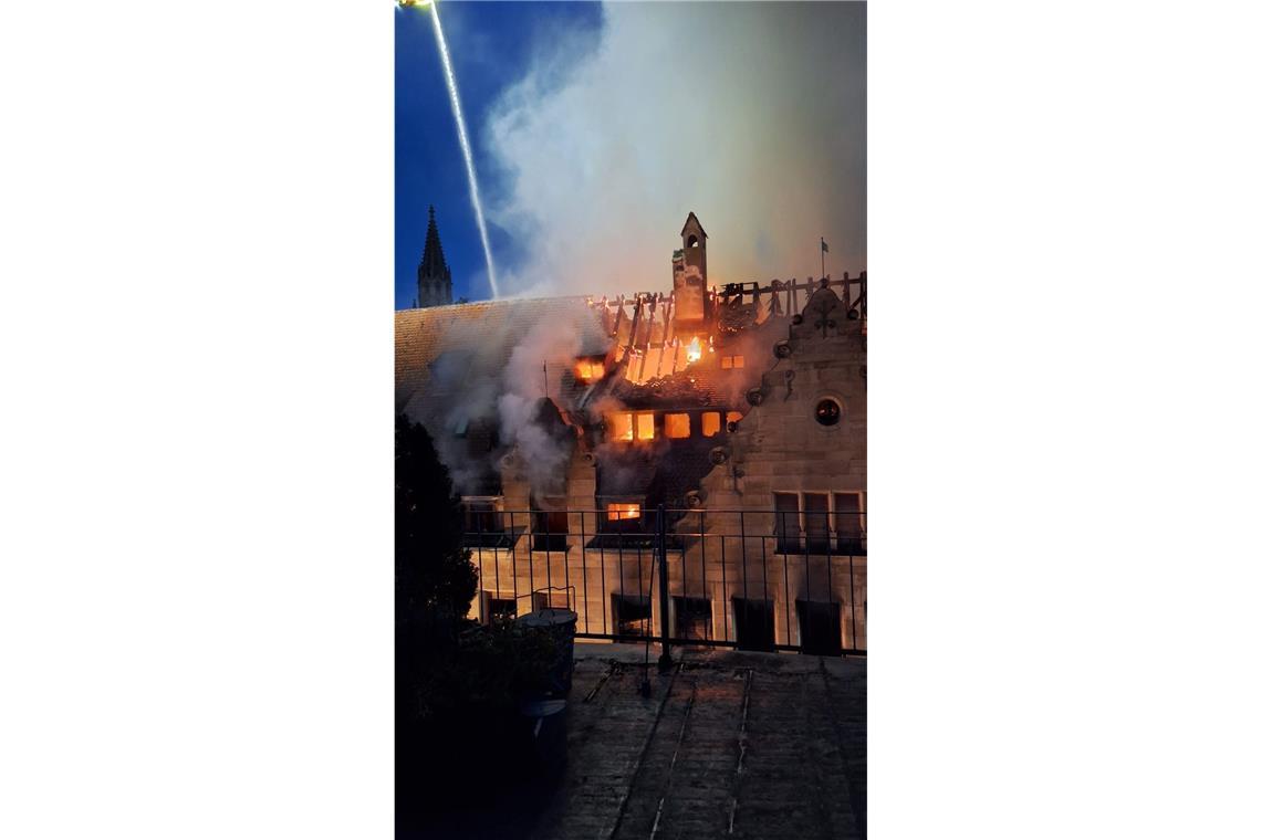 Der Dachstuhl steht im Vollbrand, links dahinter der Münsterturm.