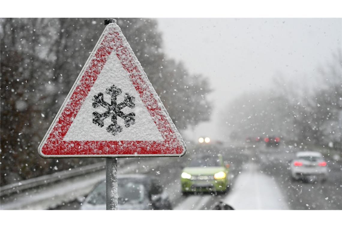 Der deutsche Wetterdienst warnt vor gefährlichem gefrierenden Regen, der zu Glatteis führen kann.