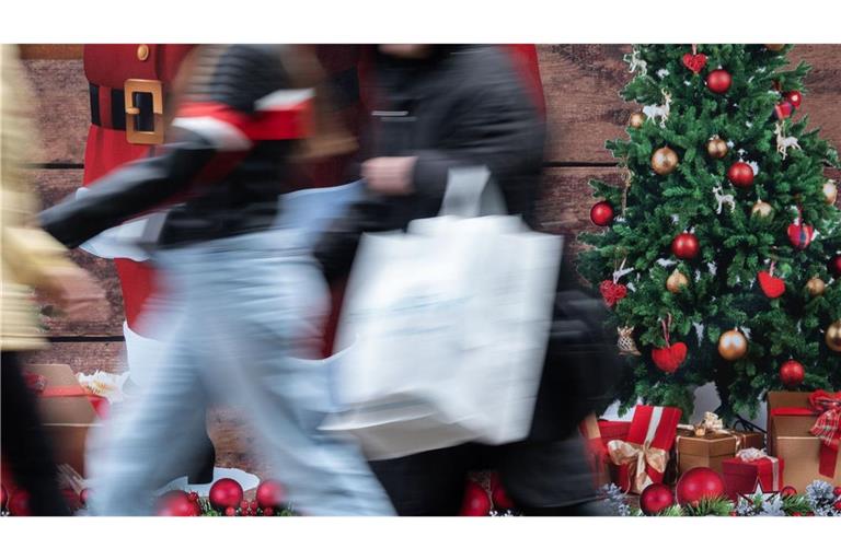 Der Dieb stahl den Weihnachtsbaum vor einem Ladeneingang. (Symbolbild)