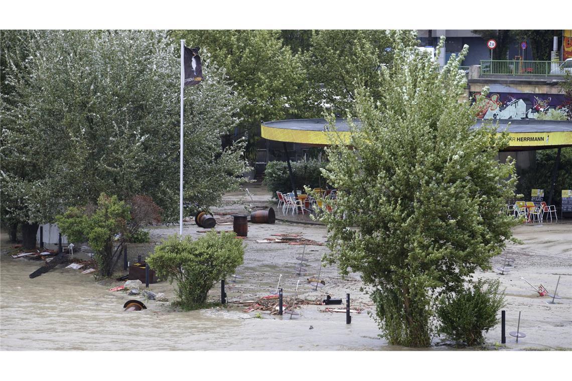 Der Donaukanal tritt in der Wiener Innenstadt über die Ufer.