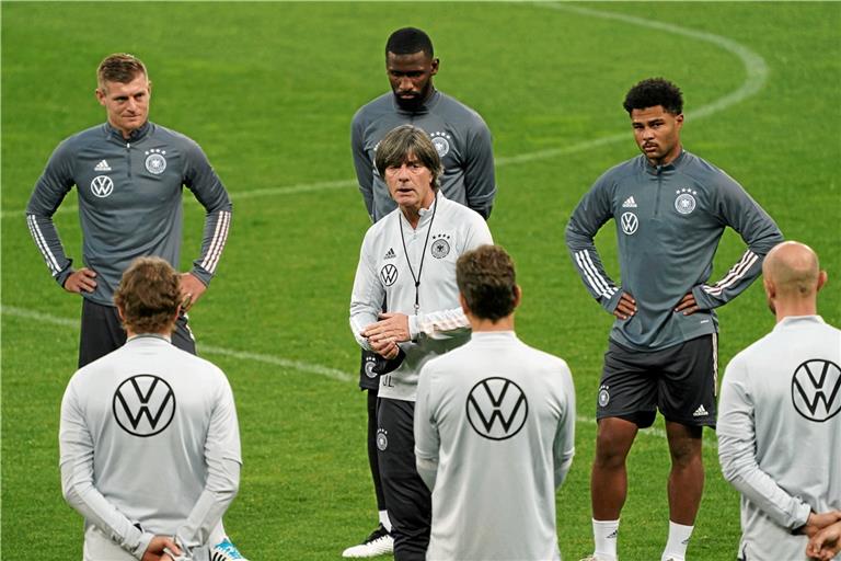 Der echte Bundestrainer im Kreise seiner Stars wie Toni Kroos, Antonio Rüdiger oder Serge Gnabry (von links). Unter anderem dazu, welche Aufstellung und welche Taktik Joachim Löw bei den EM-Spielen wählt, werden die BKZ-Bundestrainer ihre Meinungen austauschen. Foto: Imago