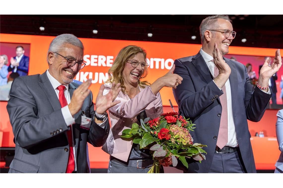 Der ehemalige und die neue SPD-Vorsitzende in Rheinland-Pfalz, Roger Lewentz und Sabine Bätzing-Lichtenthäler, mit dem neuen Ministerpräsidenten Alexander Schweitzer (von l. nach r.).