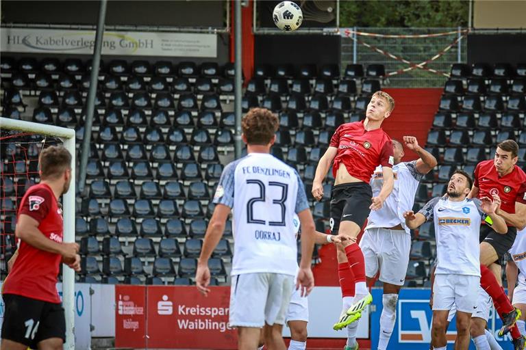 Der eingewechselte Nico Engel (Driter von links) trifft gleich zweimal beim 3:0-Erfolg der Großaspacher. Foto: Alexander Becher