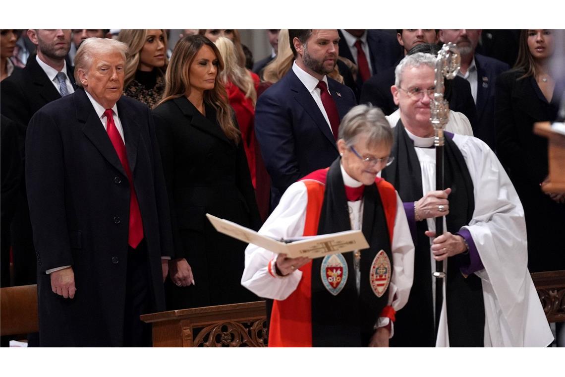 Der erste volle Tag im Amt beginnt mit einem Gottesdienst für Trump - und mahnenden Worten der Geistlichen.