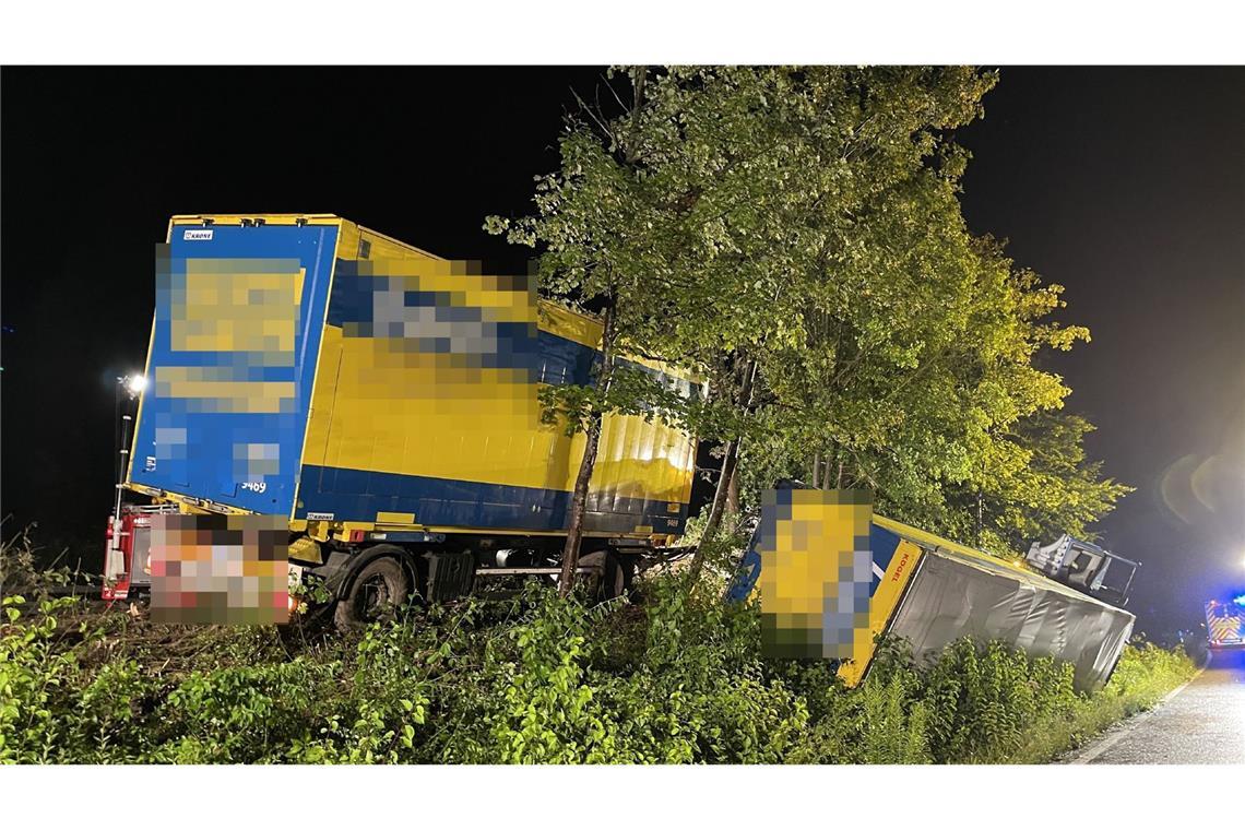 Der Fahrer hatte aus bislang ungeklärter Ursache die Kontrolle über den Lkw verloren.