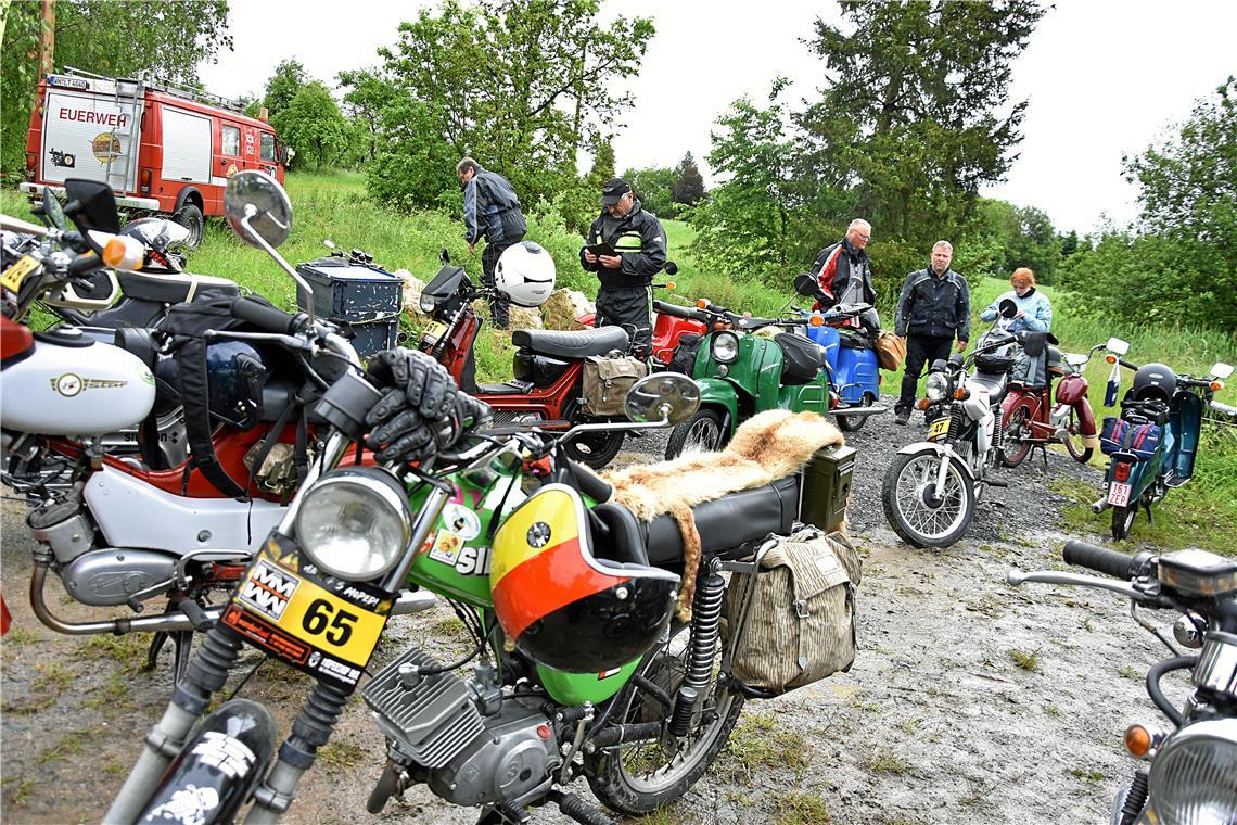 Der Fahrer vom MG (Moped Glub) Zindfunge hat mit dem Fuchsfell auf der Sitzfläch...