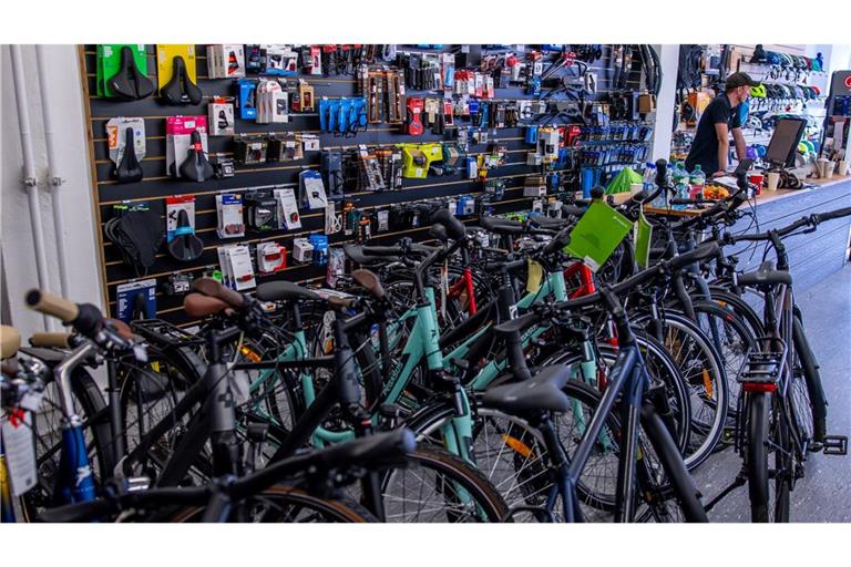 Der Fahrradhandel hat reichlich Modelle auf Lager.