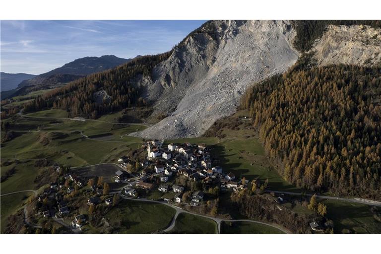 Der Felsschutt bewegt sich langsam auf das Dorf zu.