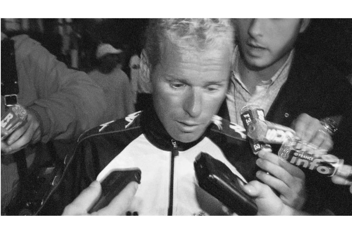 Der französische Radprofi Pascal Hervé  von Journalisten umringt. Der frühere Radprofi starb im Alter von 60 Jahren (Archivfoto).