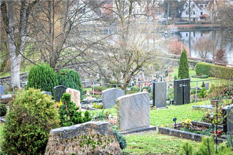 Der Friedhof in Murrhardt liegt in einem Gelände mit teils starker Steigung, das macht die Pflege der Anlage nicht immer ganz einfach und schlägt sich auch in den Kosten nieder. Foto: Stefan Bossow