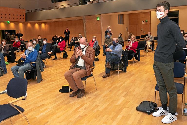 Der frisch nominierte Bundestagskandidat (rechts) erhielt kräftigen Applaus von der Versammlung in der Murrhardter Festhalle. Foto: J. Fiedler