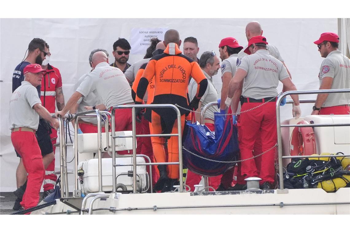 Der fünfte Leichensack wird im Hafen von Porticello von Rettungskräften an Land gebracht.