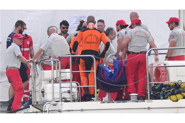 Der fünfte Leichensack wird im Hafen von Porticello von Rettungskräften an Land gebracht.