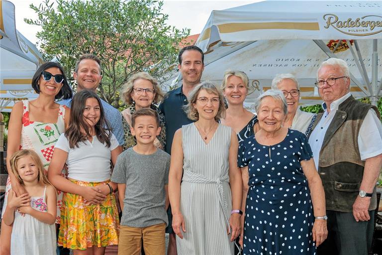 Der ganz enge Kreis der Familie mit (hintere Reihe von links) Angela, Evan, Jean und Erik Braun, Melanie Schmucker, Margarete (Schwester von Ernst Braun) und ihr Mann Rolf Laier und (vordere Reihe von links) Karis, Arden und Vale Braun sowie Monika und Friedegund Schmucker. Zur diesjährigen Feier kamen insgesamt rund 75 Verwandte und Freunde. Foto: Stefan Bossow