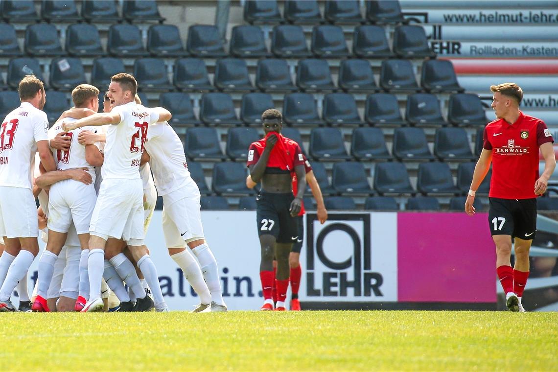 Der Gegner jubelt, Großaspachs Fußballern bleibt wieder einmal nur das Nachsehen. Nach dem Abstieg aus der Dritten Liga sind Jonas Meiser (rechts), Andrew Owusu und ihre Kollegen auch eine Spielklasse drunter oft nur Zuschauer, wenn Siege gefeiert werden. Der Versuch, eine neue und schlagkräftige junge Mannschaft aufzubauen, ist vorerst gründlich gescheitert. Foto: A. Becher