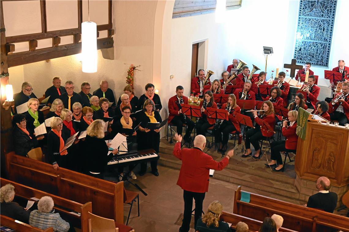 Der gemischte Chor (links) und die Kapelle im Altarraum mit Dirigent Klaus Nübel.