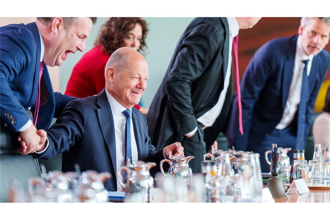Letzte Runde im Scholz-Kabinett ohne Tränen und Geschenke Der geschäftsführende Arbeitsminister Hubertus Heil (l., SPD) scheidet wahrscheinlich genauso aus der Regierung aus wie sein Chef Olaf Scholz.