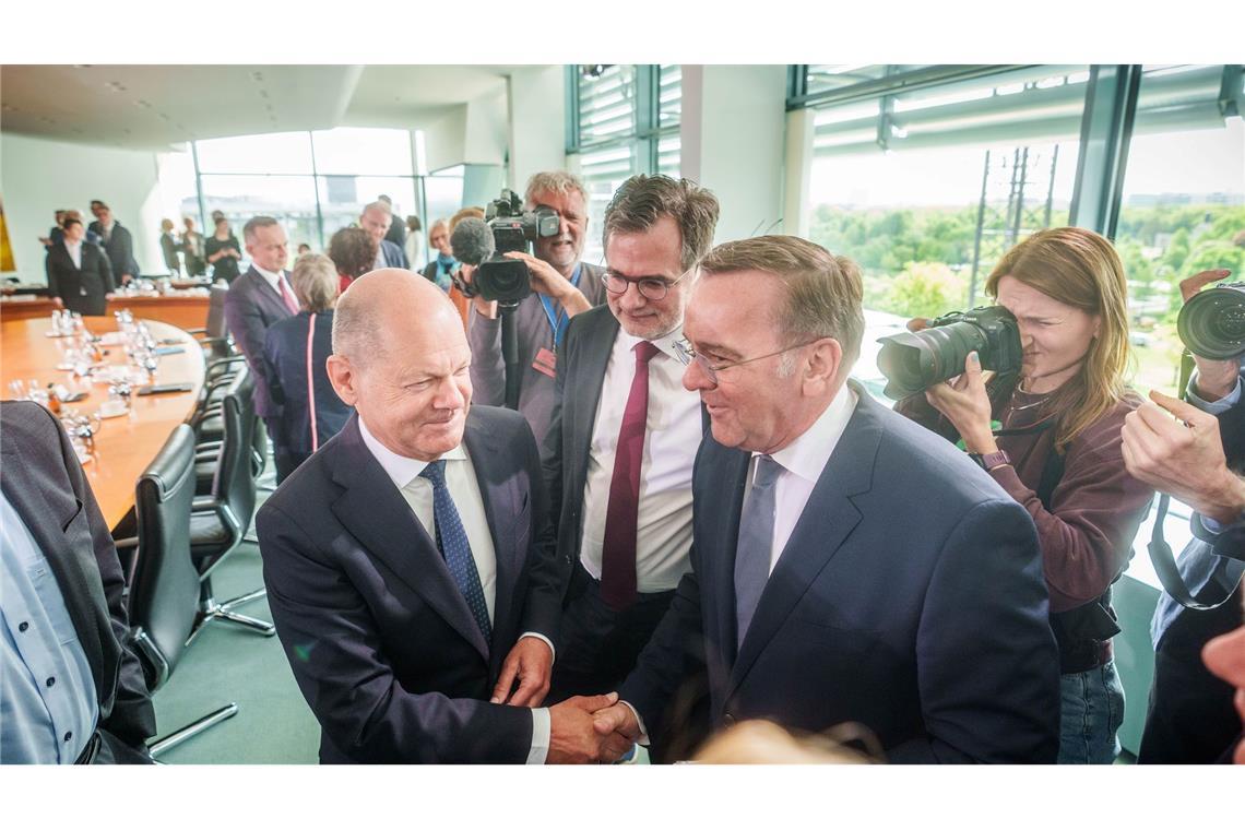 Letzte Runde im Scholz-Kabinett ohne Tränen und Geschenke Der geschäftsführende Verteidigungsminister Boris Pistorius (r., SPD) dürfte auch dem nächsten Kabinett angehören.