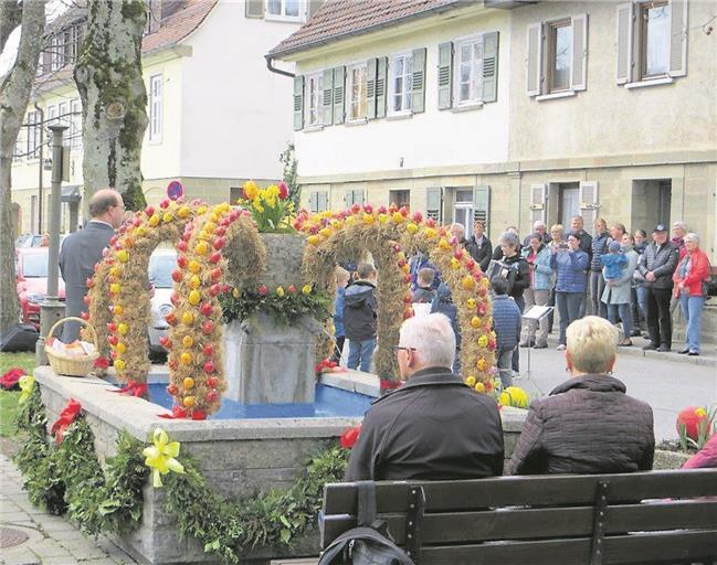 Der geschmückte Osterbrunnen steht in der Fornsbacher Ortsmitte. Foto: privat